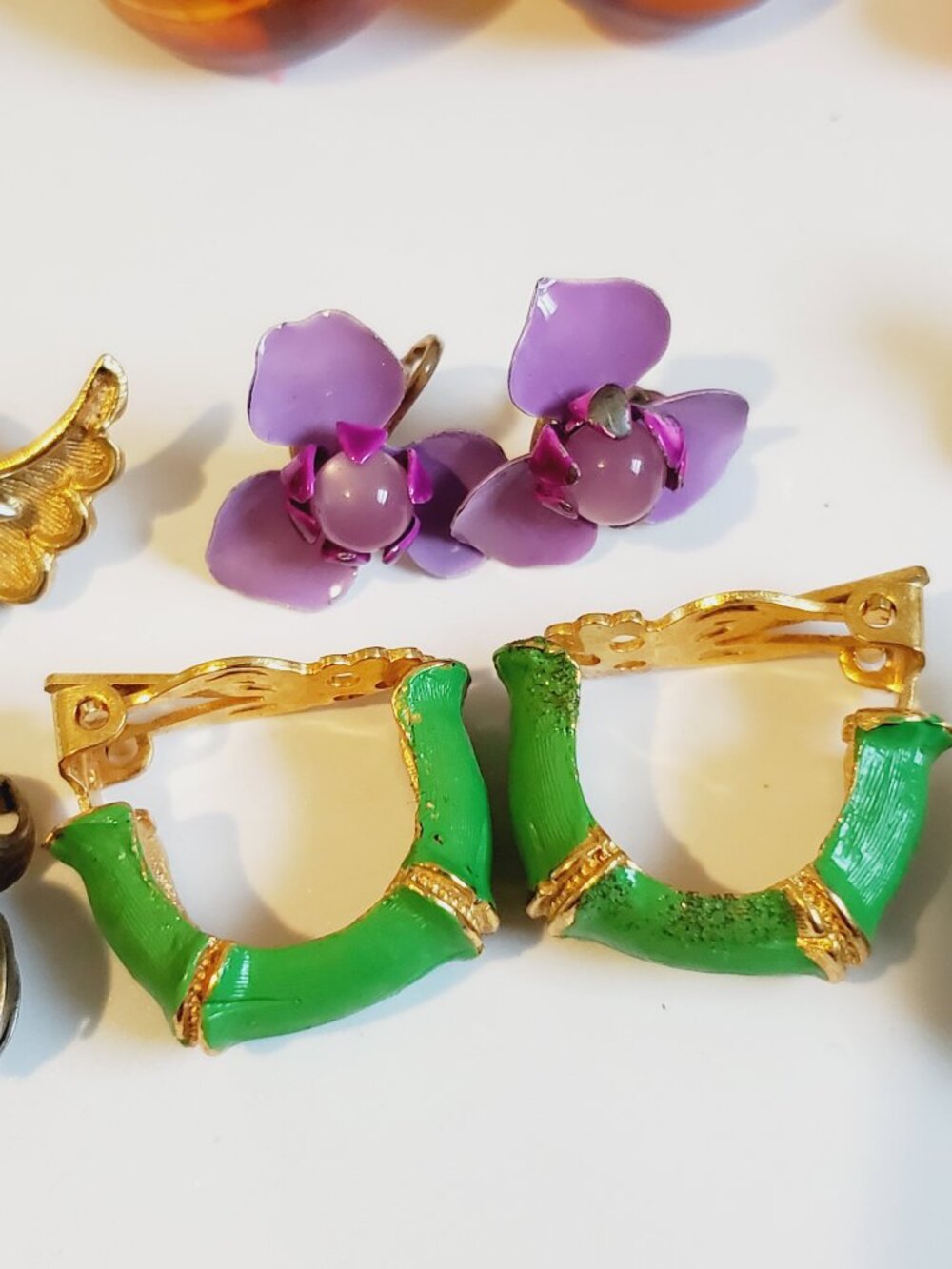 28 Pair of clip on Earrings , items # B-1002-1029, . wt. 289 grams. - Picture 10 of 16